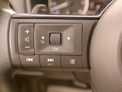 Used 2023 Nissan Rogue SV image 37