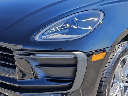 Certified 2025 Porsche Macan image 12