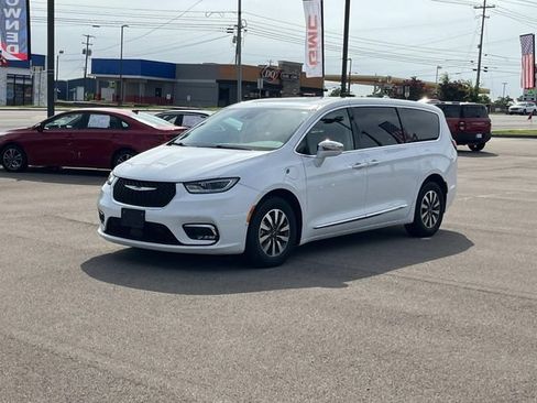 Used 2022 Chrysler Pacifica Limited FWD image 8
