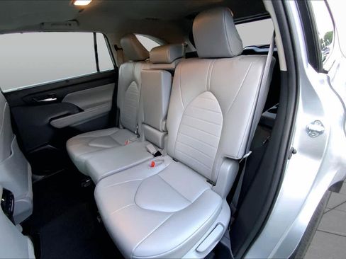 Used 2022 Toyota Highlander XLE FWD image 20