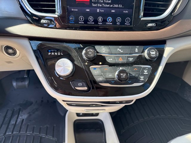 Used 2018 Chrysler Pacifica Touring-L Plus w/ Tire & Wheel Group FWD image 17