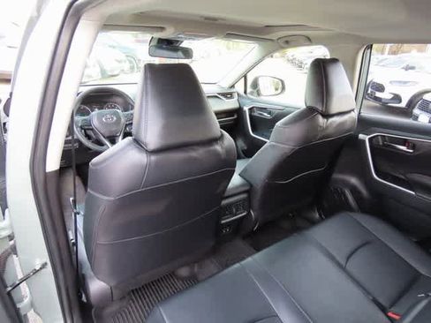 Used 2021 Toyota RAV4 XLE Premium image 14