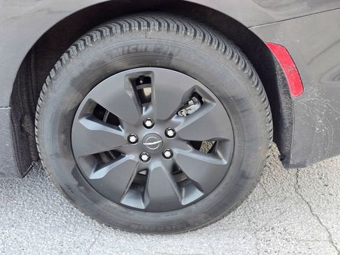 Used 2020 Chrysler Pacifica Touring-L w/ S Appearance Package FWD image 7