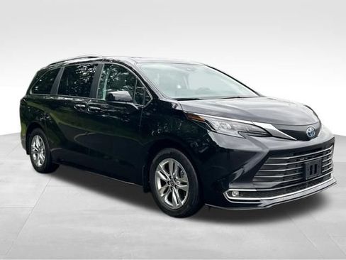Used 2024 Toyota Sienna XLE w/ XLE Plus Package AWD/4WD image 12