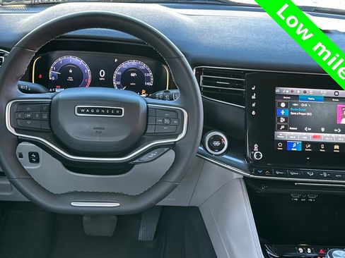 Used 2024 Jeep Wagoneer Base image 17