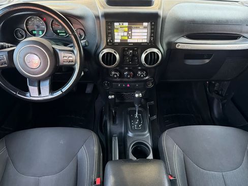 Used 2016 Jeep Wrangler Unlimited Sahara w/ Connectivity Group AWD/4WD image 3
