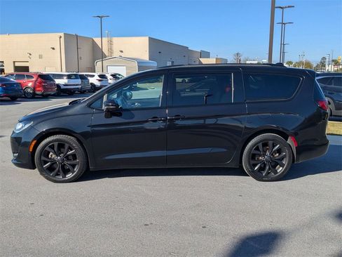 Used 2020 Chrysler Pacifica Limited w/ Quick Order Package 27H Red S image 9