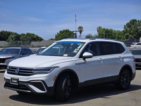 Used 2024 Volkswagen Tiguan SE w/ Panoramic Sunroof Package AWD/4WD image 3