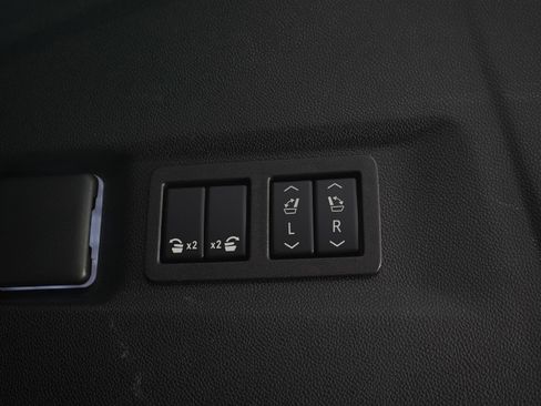Used 2025 GMC Yukon XL Denali AWD/4WD image 11