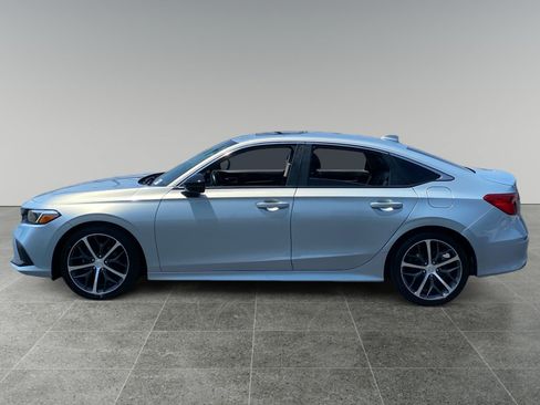 Used 2022 Honda Civic Touring image 2