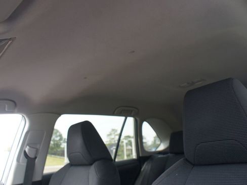 Used 2021 Toyota RAV4 LE FWD image 6