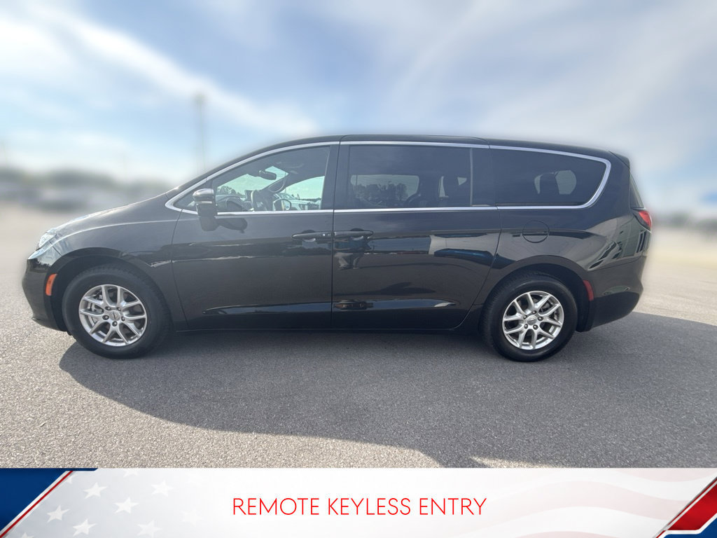 Used 2025 Chrysler Pacifica Select FWD image 4