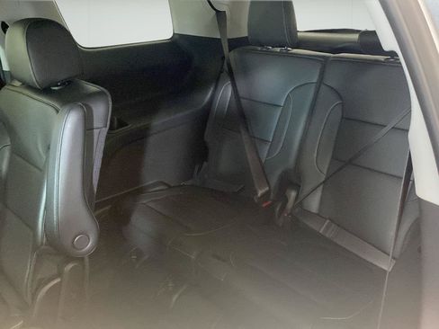 Used 2023 GMC Acadia SLT w/ LPO, Floor Liner Package FWD image 19