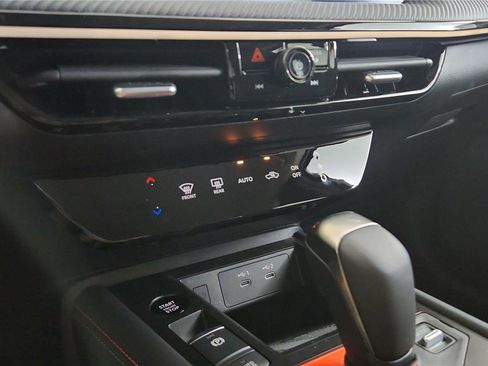 Certified 2025 Nissan Kicks SR FWD image 27