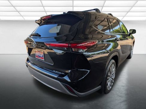 Used 2024 Toyota Highlander Platinum FWD image 30