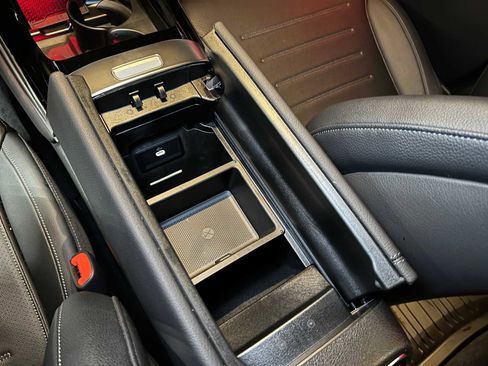 Used 2025 Mercedes-Benz GLC 300 4MATIC image 31