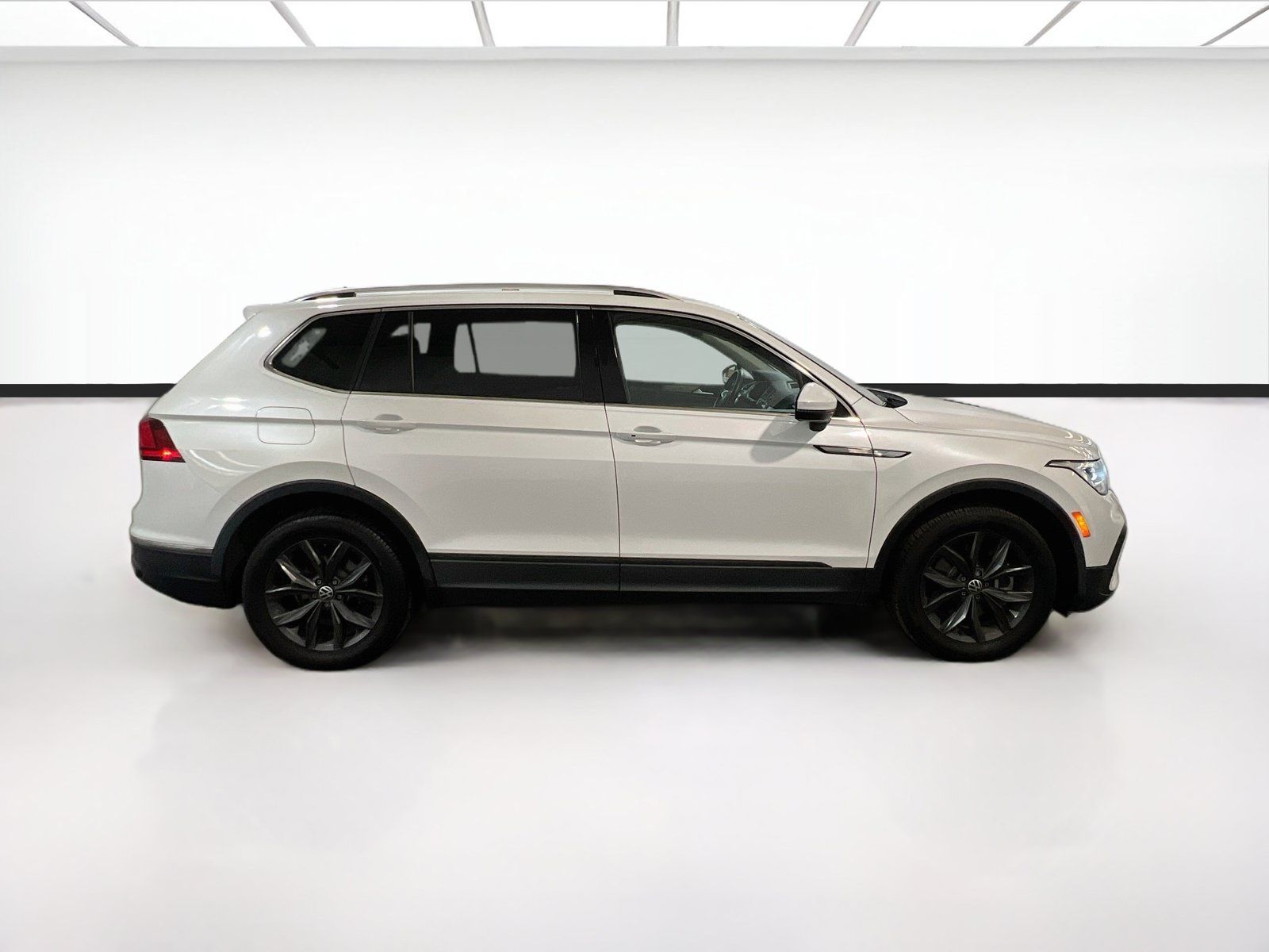 Used 2023 Volkswagen Tiguan SE FWD image 24