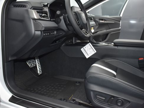 Used 2025 Toyota Camry SE image 12