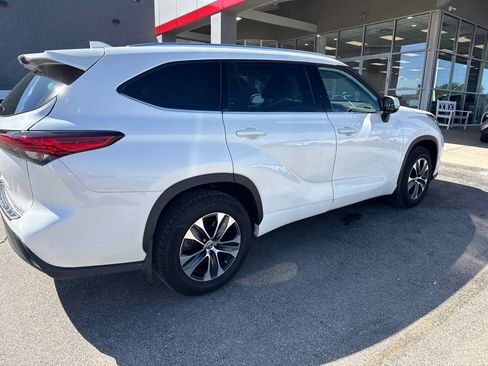 Used 2021 Toyota Highlander XLE AWD/4WD image 3