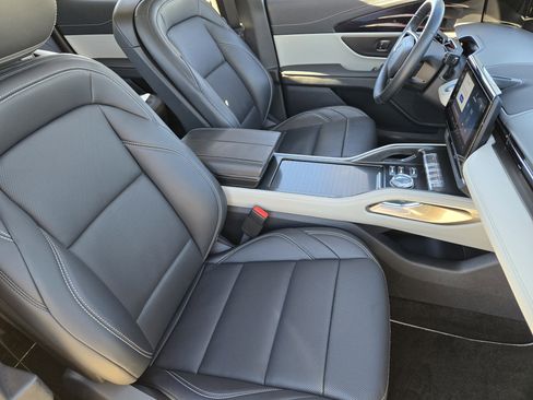 Used 2024 Lincoln Nautilus Premier image 18