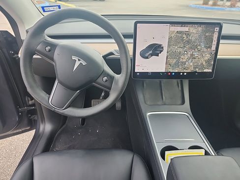 Used 2021 Tesla Model Y Long Range image 10