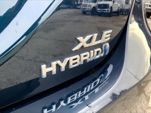 Used 2021 Toyota Camry XLE image 9