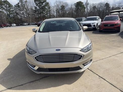 Used 2017 Ford Fusion SE w/ Equipment Group 201A image 2