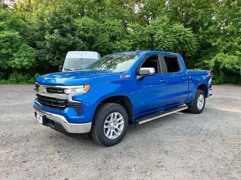 Used 2022 Chevrolet Silverado 1500 LT w/ Z71 Off-Road Package AWD/4WD image 2
