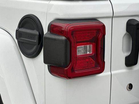 Used 2019 Jeep Wrangler Unlimited Sahara w/ Safety Group image 11