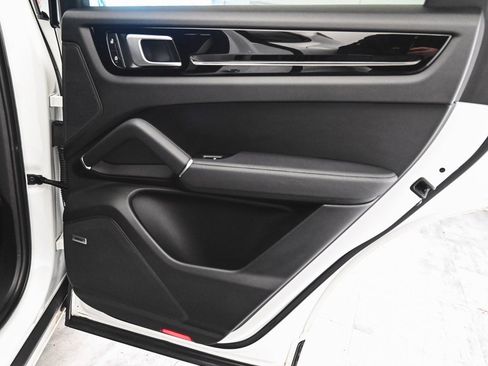 Used 2022 Porsche Cayenne Platinum Edition image 13
