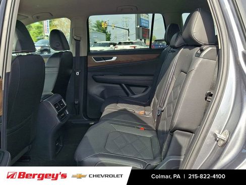 Used 2025 Volkswagen Atlas SE AWD/4WD image 12