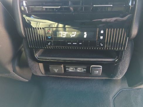 Certified 2023 Jeep Wagoneer Series III w/ Preferred Equipment Group AWD/4WD image 22