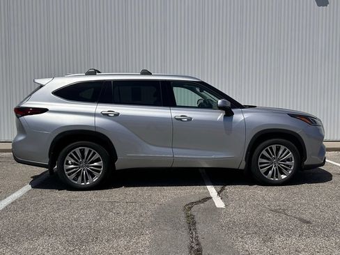 Used 2024 Toyota Highlander Platinum AWD/4WD image 7