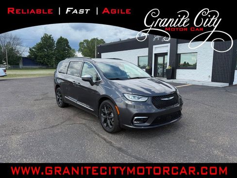 Used 2022 Chrysler Pacifica Limited AWD/4WD image 1