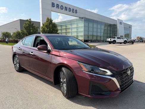 Used 2024 Nissan Altima 2.5 SV w/ SV Premium Package FWD image 1
