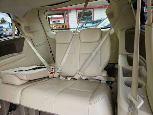 Used 2010 Volkswagen Routan SE image 13