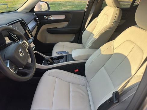 Used 2022 Volvo XC40 T5 Momentum AWD/4WD image 19