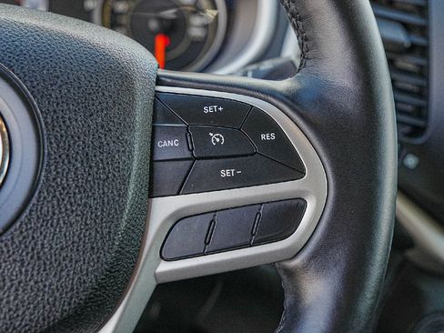 Used 2018 Jeep Cherokee Overland image 13