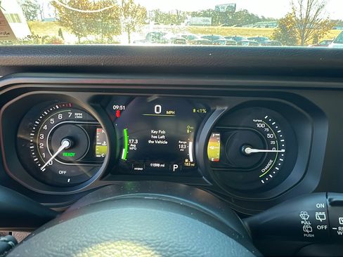 Used 2025 Jeep Wrangler Willys image 28