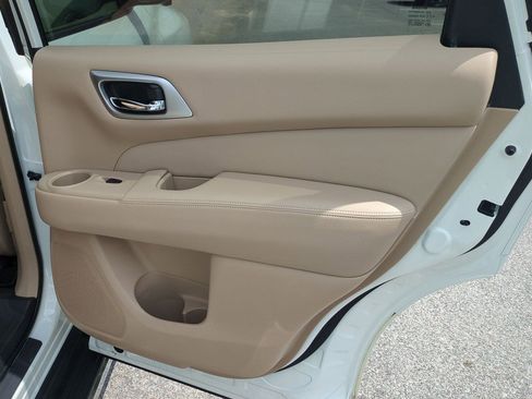 Used 2020 Nissan Pathfinder Platinum FWD image 37