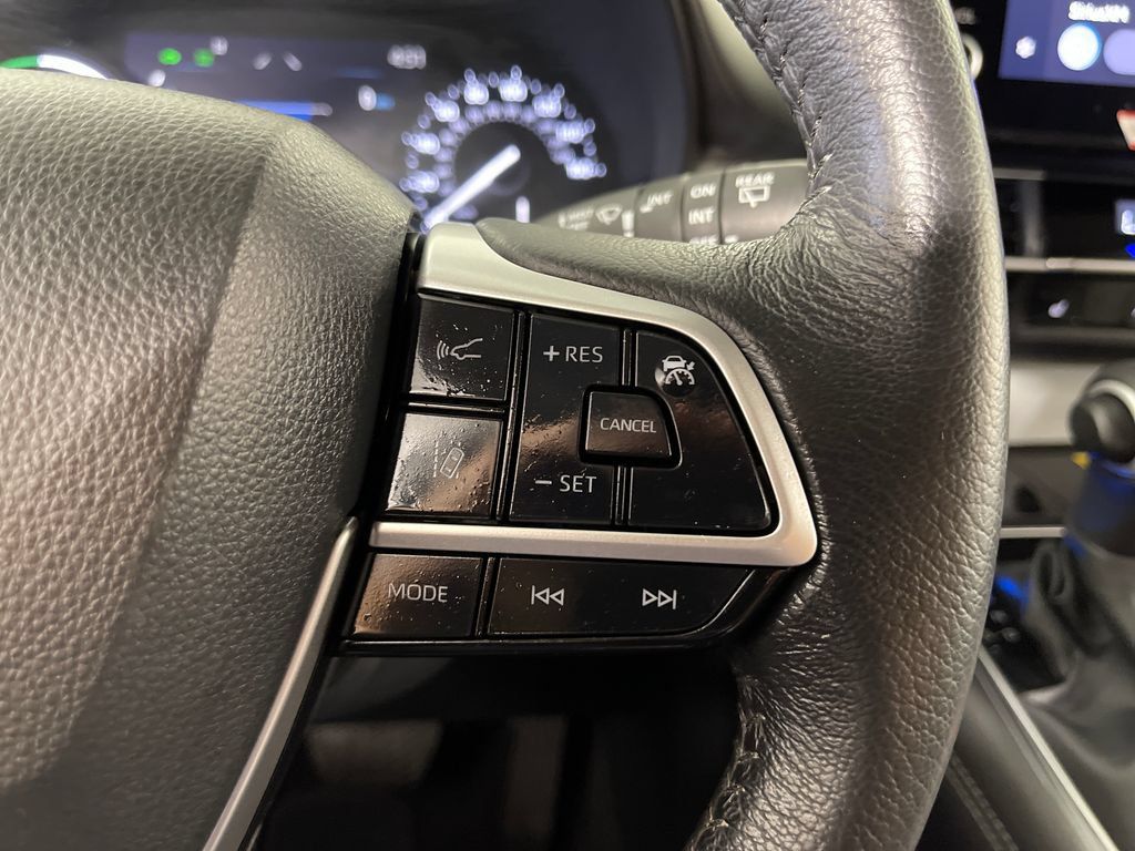 Certified 2025 Toyota Sienna XLE FWD image 27