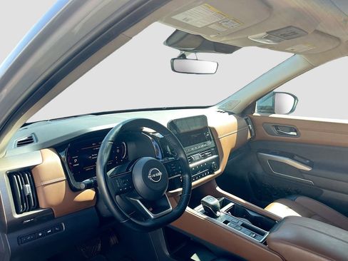 Used 2023 Nissan Pathfinder Platinum image 9