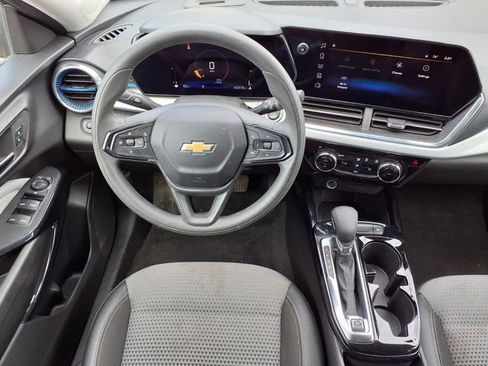 Used 2025 Chevrolet Trax LT FWD image 5