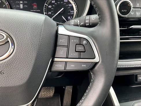 Used 2020 Toyota Highlander XLE image 12