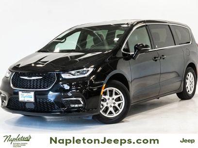Used 2025 Chrysler Pacifica Select