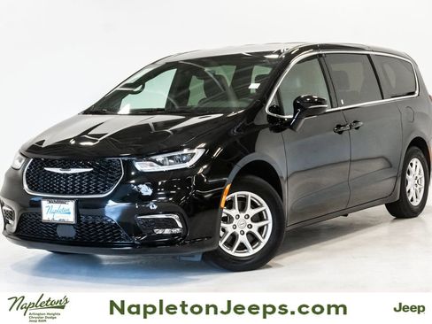 Used 2025 Chrysler Pacifica Select FWD image 1