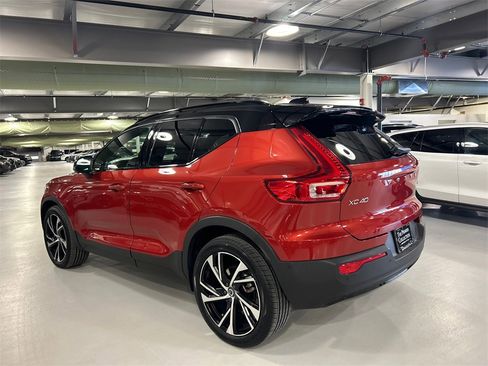 Used 2022 Volvo XC40 T5 R-Design w/ Advanced Package image 4