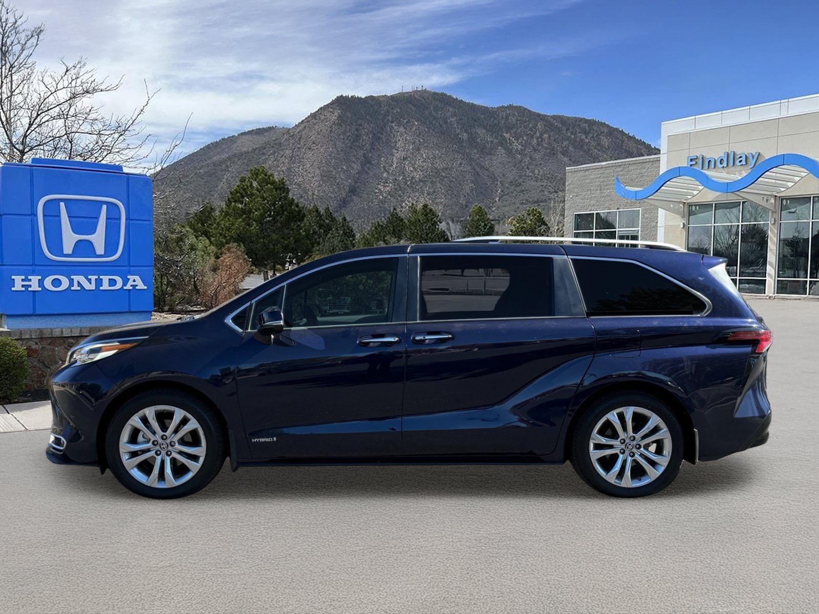 Used 2021 Toyota Sienna Platinum FWD image 3