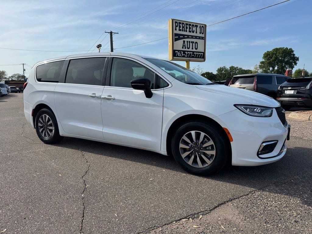 Used 2024 Chrysler Pacifica Limited FWD image 2