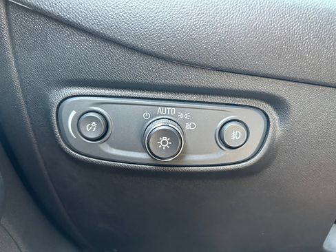 Used 2022 Chevrolet Equinox Premier FWD image 19